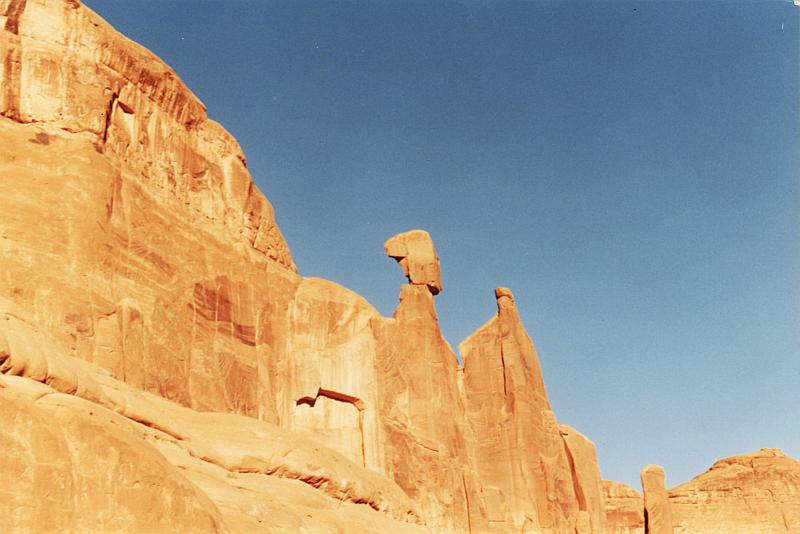 Huge boulders balanced at the top of a tall precipice